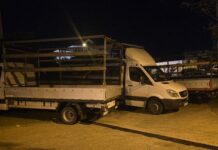 FOTO KRITIKA Skupljači otpada uzurpirali parkiralište ispred vrtića u Makarskoj