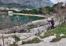FOTO VIJEST Makarski komunalac u akciji uređenja šetnice prema Svetom Petru