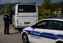 Bez vozačke dozvole sjeo u školski autobus i vozio djecu – isključen iz prometa!