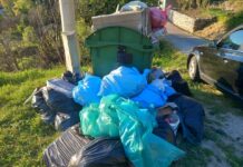 FOTO KRITIKA Tučepski komunalci iskrcali smeće na Moču!