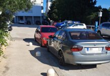 FOTO KRITIKA Imoćani i Bosanci osmislili novi način besplatnog parkiranja u Makarskoj