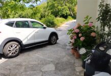 Tučepi: Mještani negoduju zbog blokade puta, čeka se reakcija općinskih vlasti