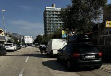 FOTO Netko je izbušio gume na desecima vozila u Makarskoj