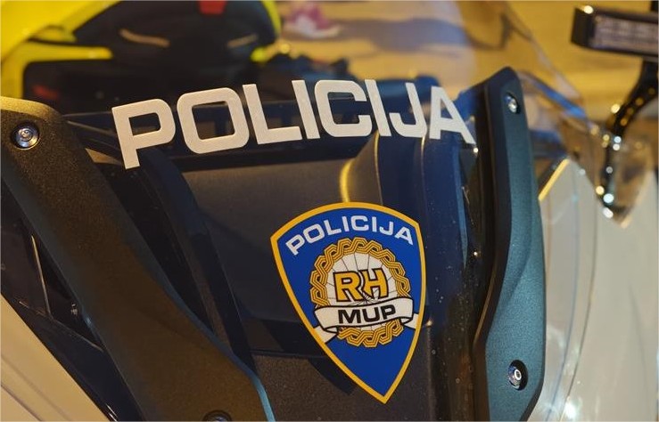 Policijska uprava splitsko-dalmatinska - Muškarac priveden na sud zbog driftanja i narušavanja noćnog mira građana, na vozilu utvr