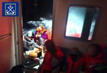 Evakuirano 12 osoba s jedrilice nasukane kod Hvara