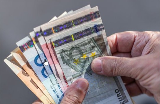 novci euri u rukama muškarca - Google pretraživanje - Google Chrome