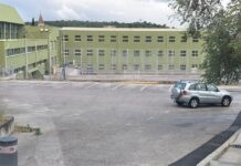 FOTO KRITIKA Školski parking u Makarskoj zjapi prazan, djeca i roditelji po kiši nemaju kamo